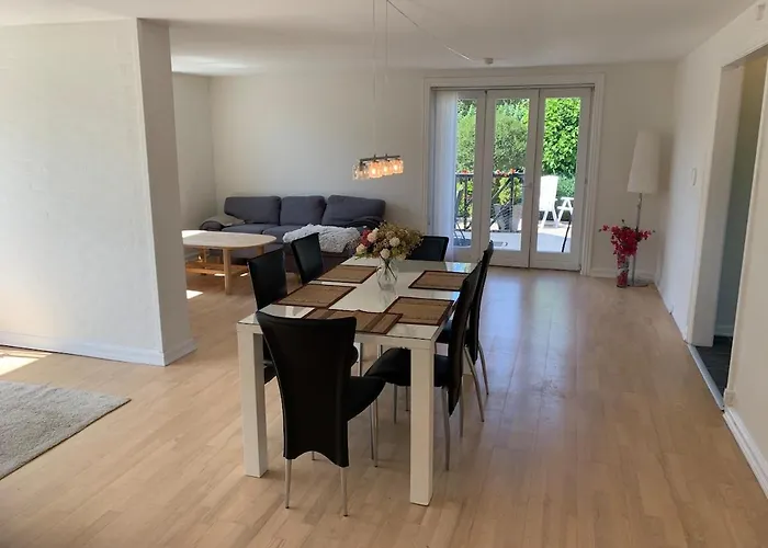 House With Good Lokation Near Forrest And 度假居