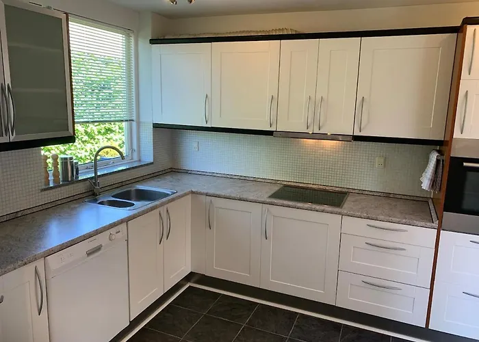 House With Good Lokation Near Forrest And 度假居 *